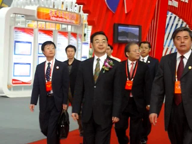 第四屆中部投資博覽會(huì)上，最高人民檢察院檢察長周強(qiáng)（時(shí)任湖南省省委書記）一行在總經(jīng)理儲(chǔ)險(xiǎn)峰陪同下視察雄峰展廳。_副本
